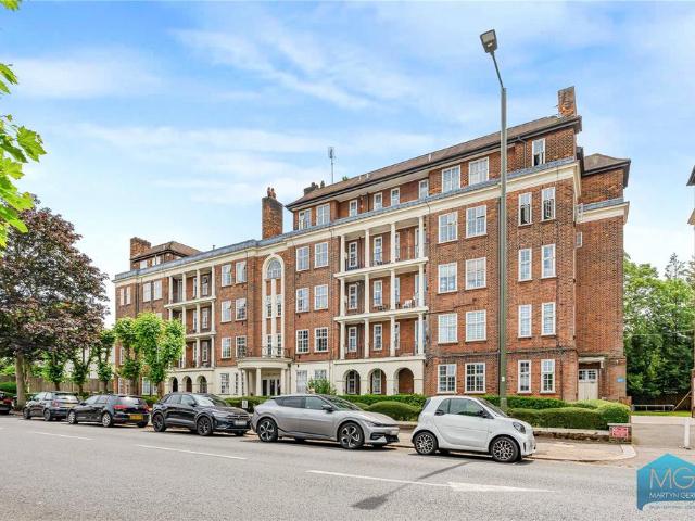 Flat for sale in Golders Green, Greater London