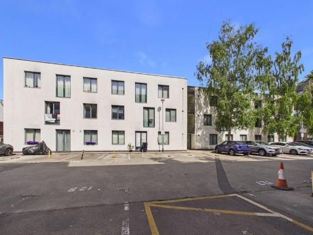 Flat for sale in Hillview, Surrey