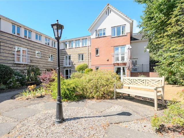 Flat for sale in Roundhay, West Yorkshire