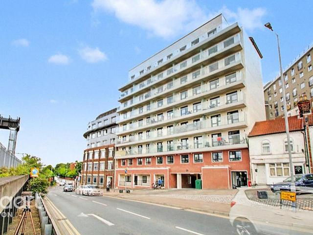 Flat for sale in Spring Park, Luton