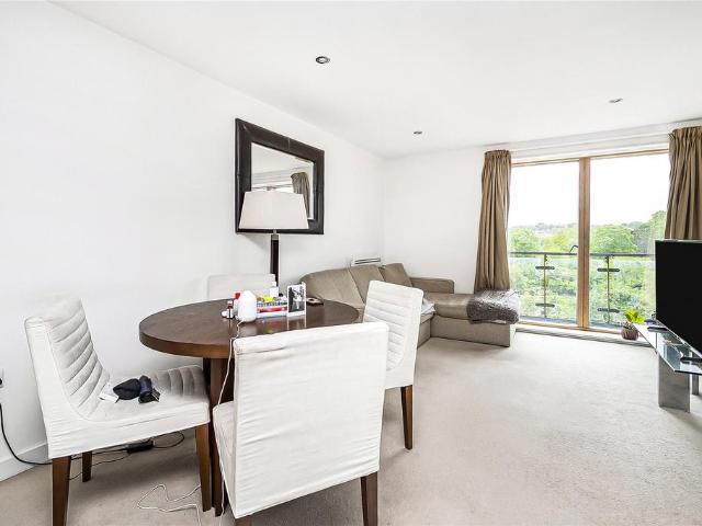 Flat for sale in London Borough of Merton, Collier's Wood