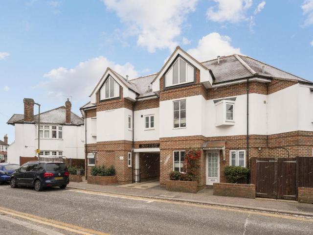 Flat for sale in London Borough of Merton, Raynes Park