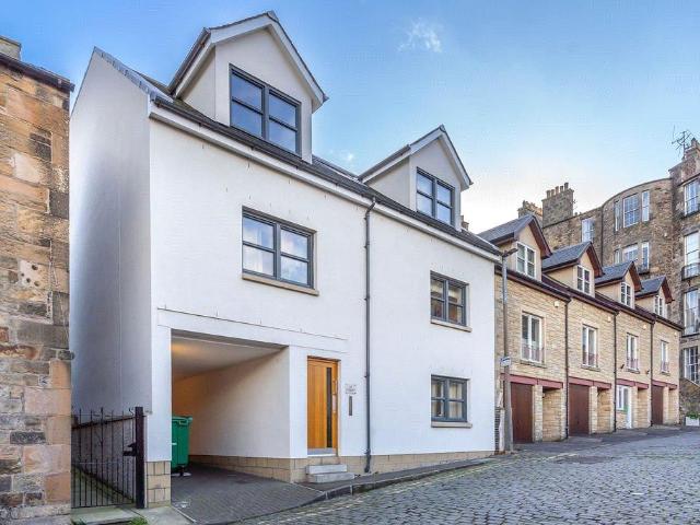 Flat for sale in Gayfield, Broughton