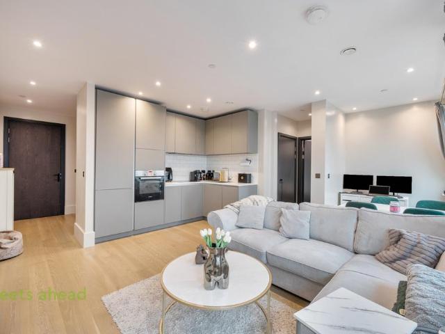 Flat for sale in London Borough of Croydon, Waddon