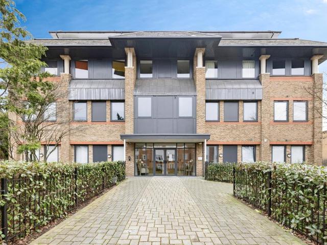 Flat for sale in Connaught Park, Bushey
