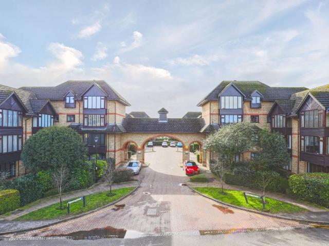 Flat for sale in Kings Hill, Colliers End