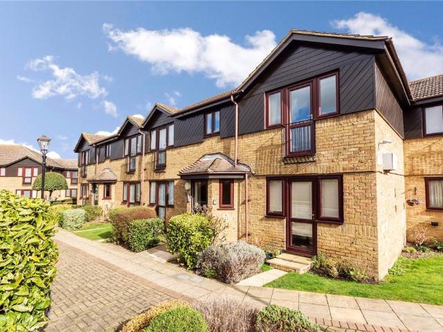 Flat for sale in Rainham, Greater London