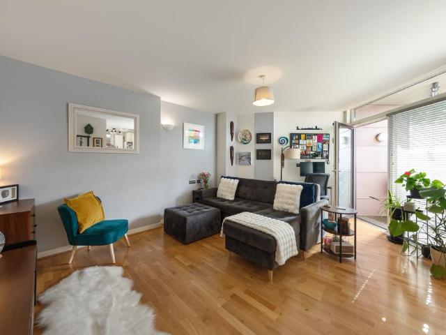 Flat for sale in London Borough of Hackney, Greater London