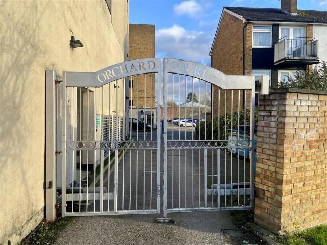 Flat for sale in Cranborne, South Mimms