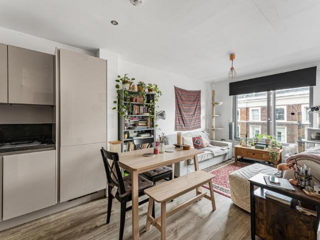 Flat for sale in Dalston, De Beauvoir Town