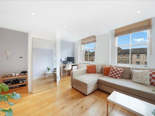 Flat for sale in Holloway, Greater London