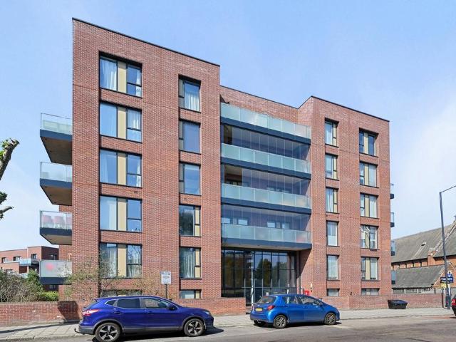 Flat for sale in Harlesden, Greater London