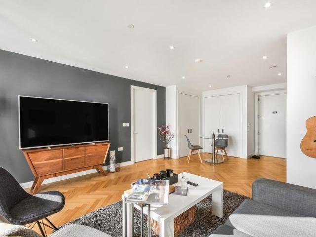 Flat for sale in London Borough of Southwark, Greater London