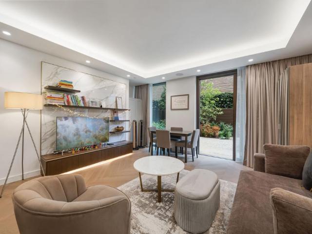 Flat for sale in St. John's Wood, Greater London