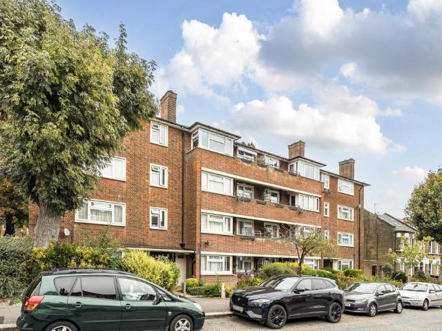 Flat for sale in Woodford Green, Greater London