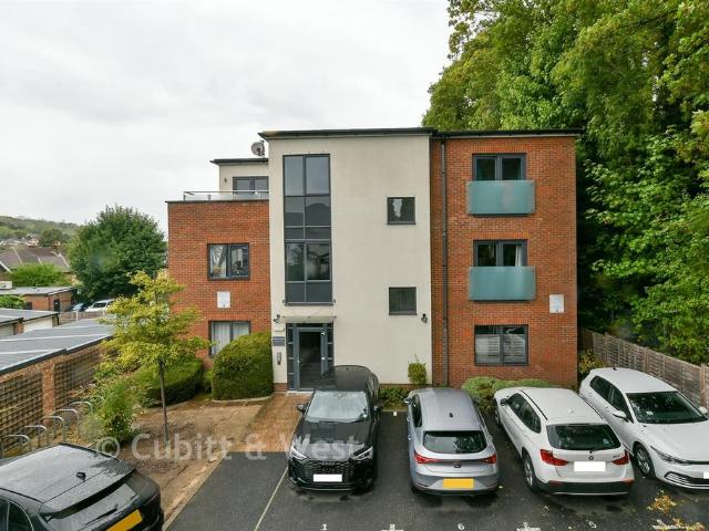 Flat for sale in Hillview, Surrey