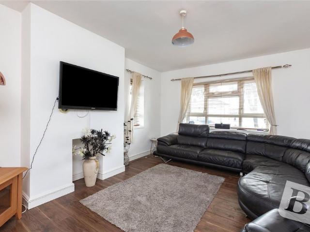 Flat for sale in Dagenham, Becontree Heath