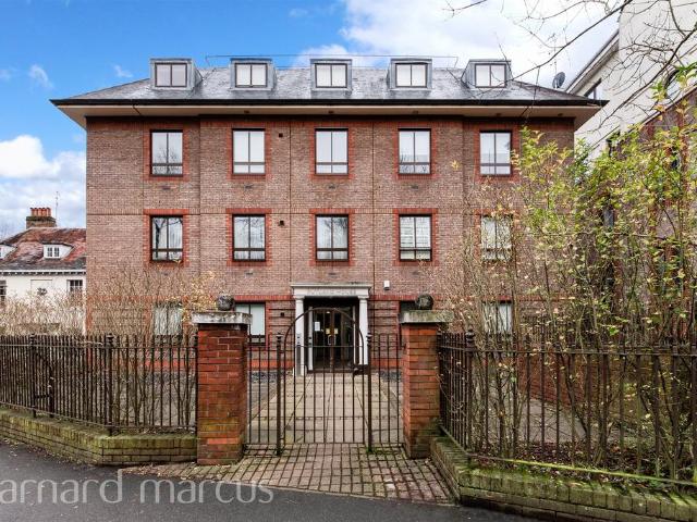 Flat for sale in Woodcote, Epsom