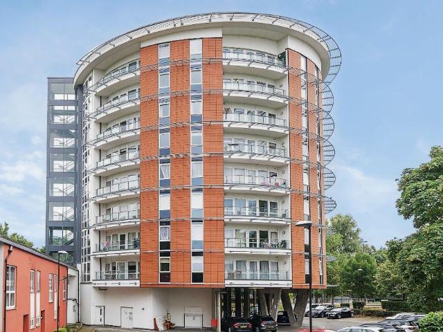 Flat for sale in Thamesmead, Greater London