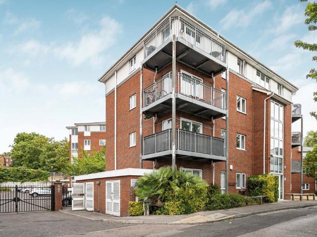 Flat for sale in London Borough of Lambeth, Greater London