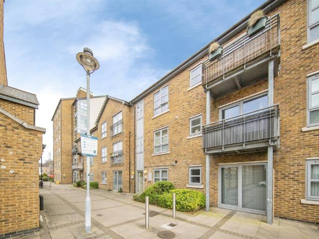 Flat for sale in Fordham Heath, Essex