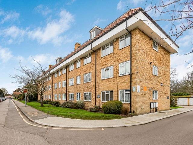 Flat for sale in Potters Bar, Hertsmere