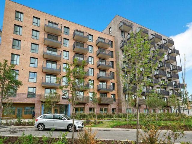 Flat for sale in Harrow Weald, Greater London