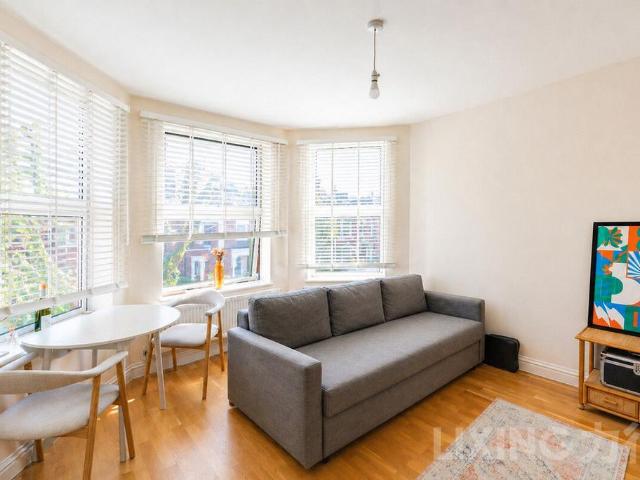Flat for sale in Stroud Green, Greater London