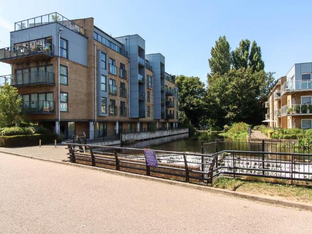 Flat for sale in Pouchen End, Hertfordshire