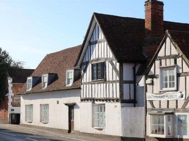 Flat for sale in Leatherhead, Mole Valley