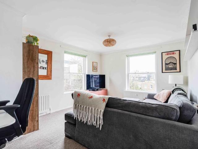 Flat for sale in Crouch End, Greater London