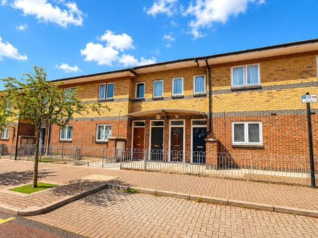 Flat for sale in Plaistow, Greater London