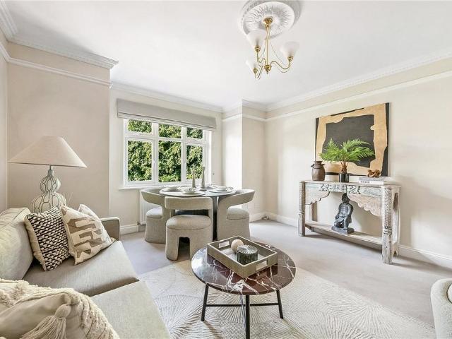 Flat for sale in Balham, Greater London