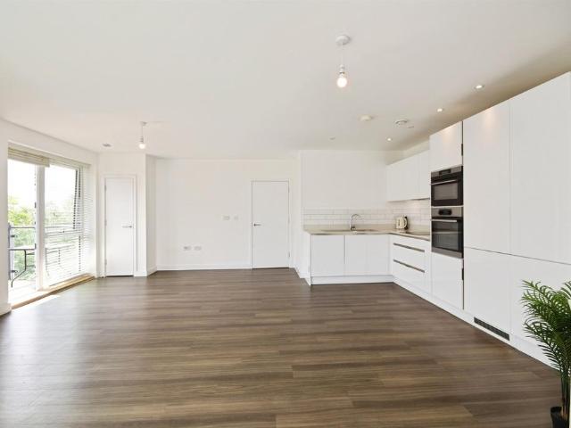 Flat for sale in Harold Wood, Greater London