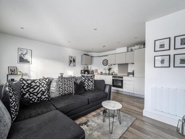 Flat for sale in Farnham Common, Buckinghamshire