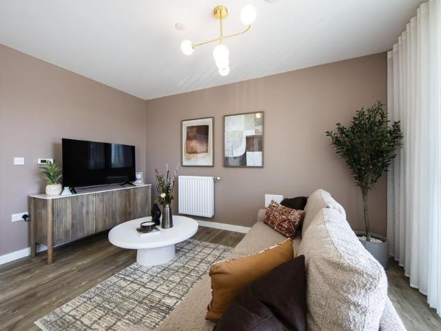 Flat for sale in London Borough of Ealing, Greater London