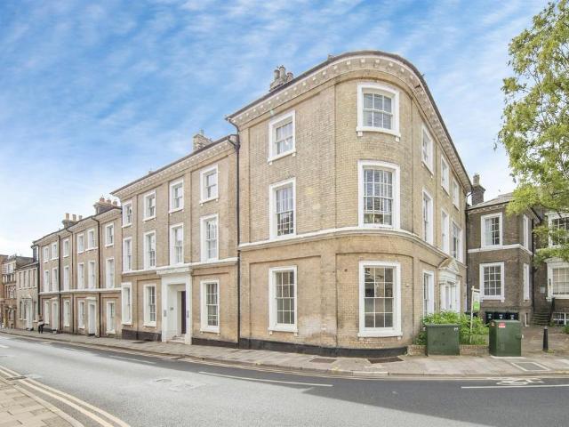 Flat for sale in Key Street, Suffolk