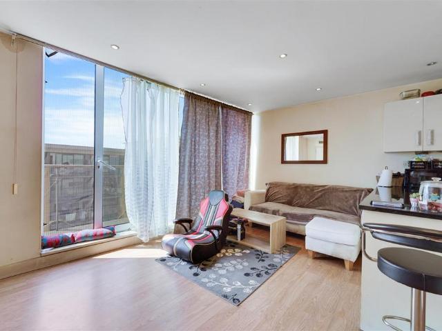Flat for sale in Reach, Greater London