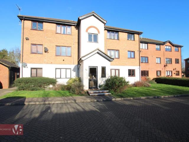 Flat for sale in Broxbourne, Hertfordshire