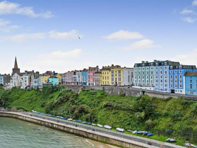 Flat for sale in Tenby, Wales