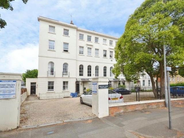 Flat for sale in Reading