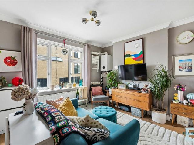 Flat for sale in Palmers Green, Greater London