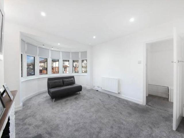 Flat for sale in Harrow Weald, Greater London