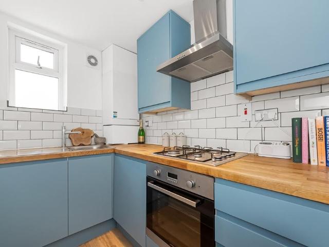 Flat for sale in West Norwood, Greater London