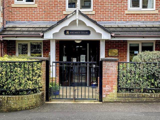 Flat for sale in Hillview, Surrey