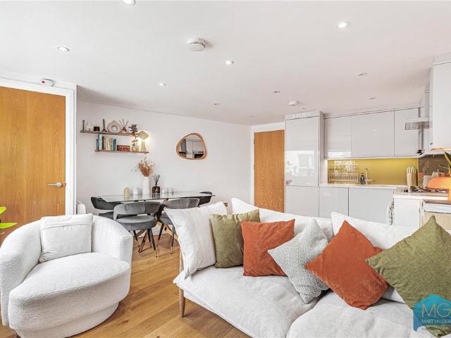 Flat for sale in Kentish Town, Greater London