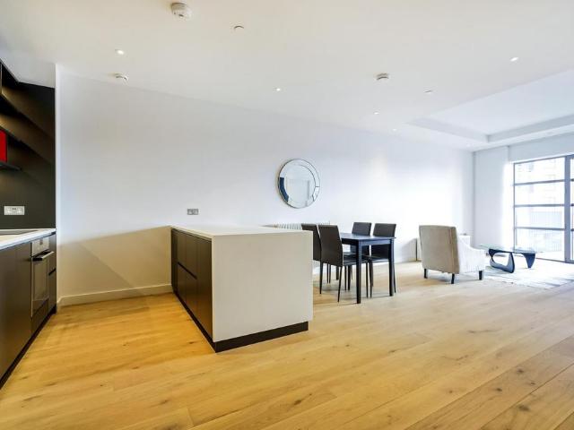 Flat for sale in London City Island, Blackwall