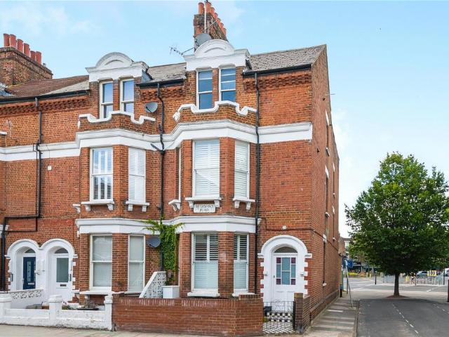 Flat for sale in North Sheen, Greater London