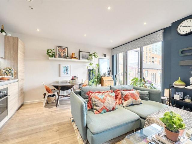 Flat for sale in Canning Town, Greater London