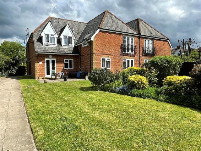 Flat for sale in Gidea Park, Greater London